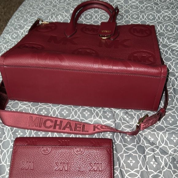 Michael Kors bag and matching wallet used perfect condition. Burgundy color - Picture 5 of 10